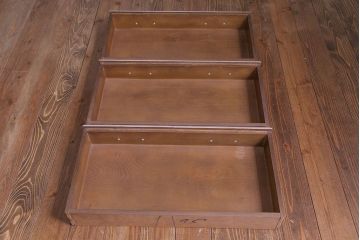 ヴィンテージ家具　フランスビンテージ　ペイントと優美なデザインが魅力の小振りなチェスト(引き出し)