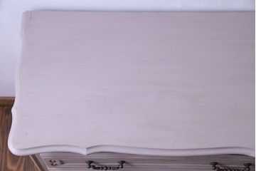 ヴィンテージ家具　フランスビンテージ　ペイントと優美なデザインが魅力の小振りなチェスト(引き出し)