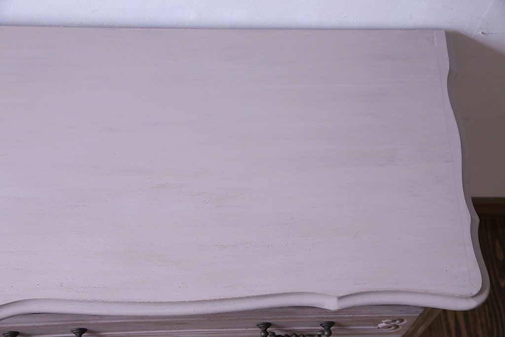 ヴィンテージ家具　フランスビンテージ　ペイントと優美なデザインが魅力の小振りなチェスト(引き出し)