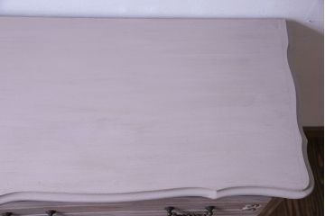 ヴィンテージ家具　フランスビンテージ　ペイントと優美なデザインが魅力の小振りなチェスト(引き出し)