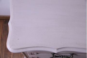 ヴィンテージ家具　フランスビンテージ　ペイントと優美なデザインが魅力の小振りなチェスト(引き出し)