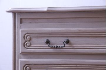 ヴィンテージ家具　フランスビンテージ　ペイントと優美なデザインが魅力の小振りなチェスト(引き出し)