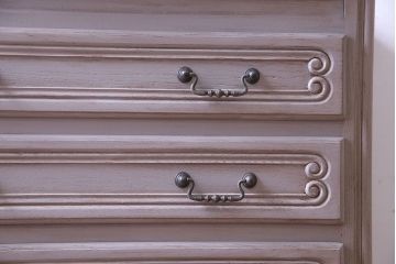 ヴィンテージ家具　フランスビンテージ　ペイントと優美なデザインが魅力の小振りなチェスト(引き出し)