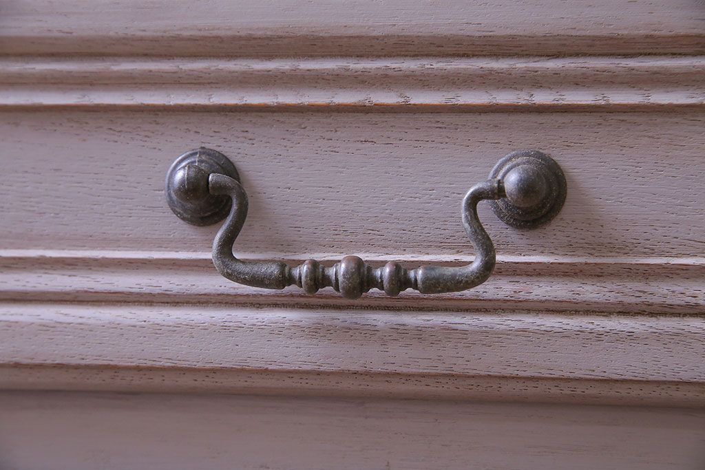 ヴィンテージ家具　フランスビンテージ　ペイントと優美なデザインが魅力の小振りなチェスト(引き出し)