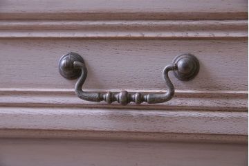 ヴィンテージ家具　フランスビンテージ　ペイントと優美なデザインが魅力の小振りなチェスト(引き出し)