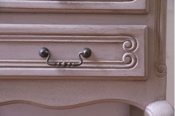 ヴィンテージ家具　フランスビンテージ　ペイントと優美なデザインが魅力の小振りなチェスト(引き出し)