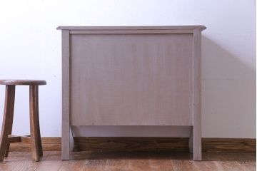 ヴィンテージ家具　フランスビンテージ　ペイントと優美なデザインが魅力の小振りなチェスト(引き出し)