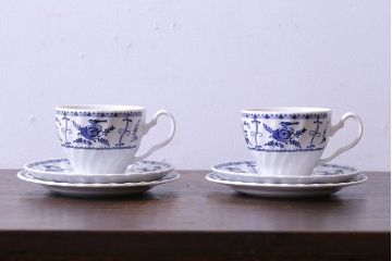アンティーク雑貨　イギリスビンテージ　JOHNSON BROTHERS(ジョンソン・ブラザーズ)　Indies Blue(サインディーズ・ブルー)シリーズ カップ&ソーサー&プレート2客セット(洋食器)(1)