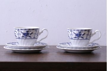 アンティーク雑貨　イギリスビンテージ　JOHNSON BROTHERS(ジョンソン・ブラザーズ)　Indies Blue(サインディーズ・ブルー)シリーズ カップ&ソーサー&プレート2客セット(洋食器)(3)