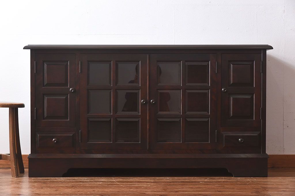 中古　北海道民芸家具　脚付き 落ち着きある色合いのサイドボード(収納棚、戸棚)(定価38万円)(2)