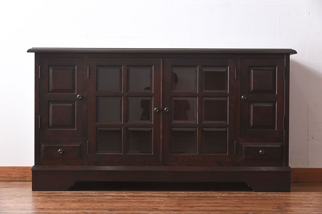 中古　北海道民芸家具　脚付き 落ち着きある色合いのサイドボード(収納棚、戸棚)(定価38万円)(2)