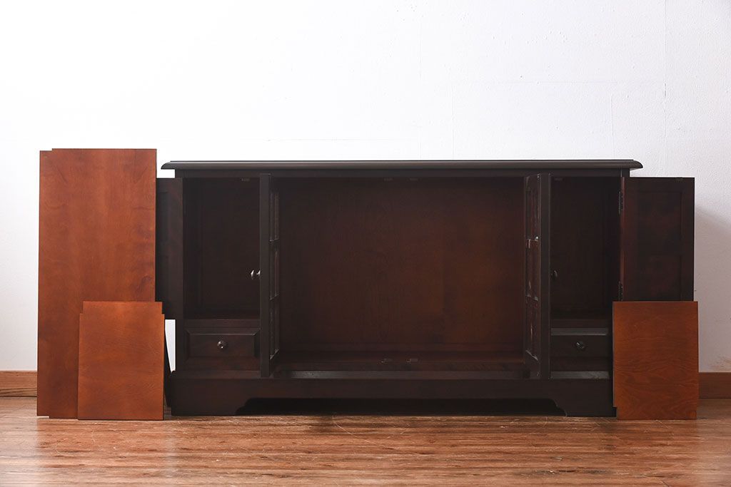 中古　北海道民芸家具　脚付き 落ち着きある色合いのサイドボード(収納棚、戸棚)(定価38万円)(2)