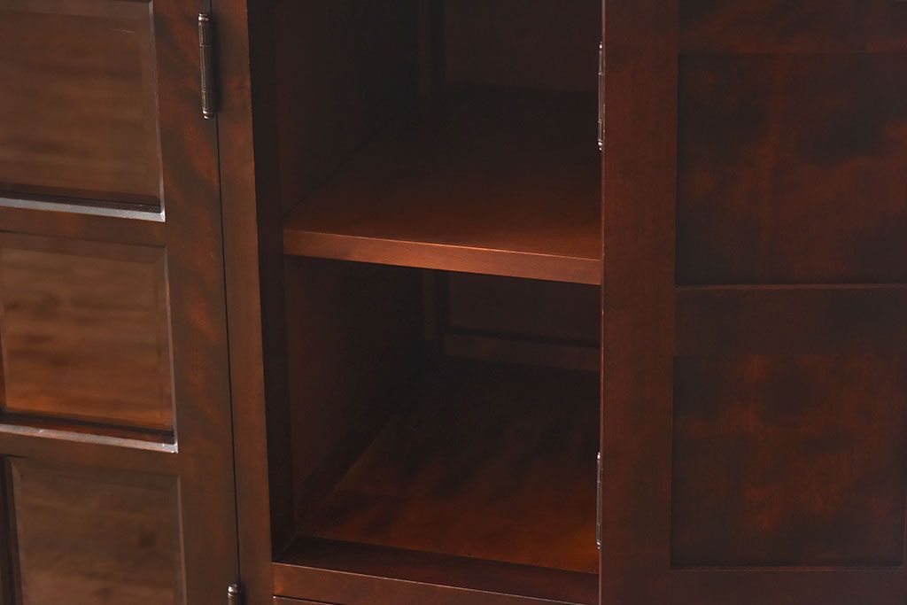 中古　北海道民芸家具　脚付き 落ち着きある色合いのサイドボード(収納棚、戸棚)(定価38万円)(2)