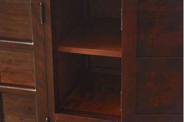 中古　北海道民芸家具　脚付き 落ち着きある色合いのサイドボード(収納棚、戸棚)(定価38万円)(2)