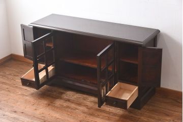 中古　北海道民芸家具　脚付き 落ち着きある色合いのサイドボード(収納棚、戸棚)(定価38万円)(2)