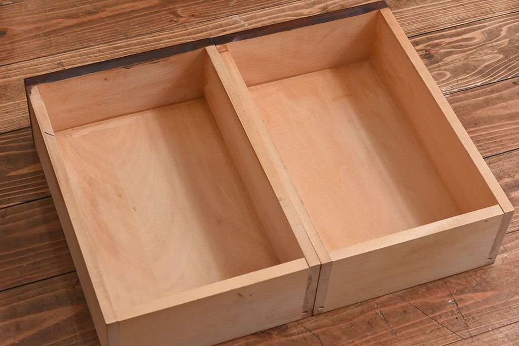 中古　北海道民芸家具　脚付き 落ち着きある色合いのサイドボード(収納棚、戸棚)(定価38万円)(2)