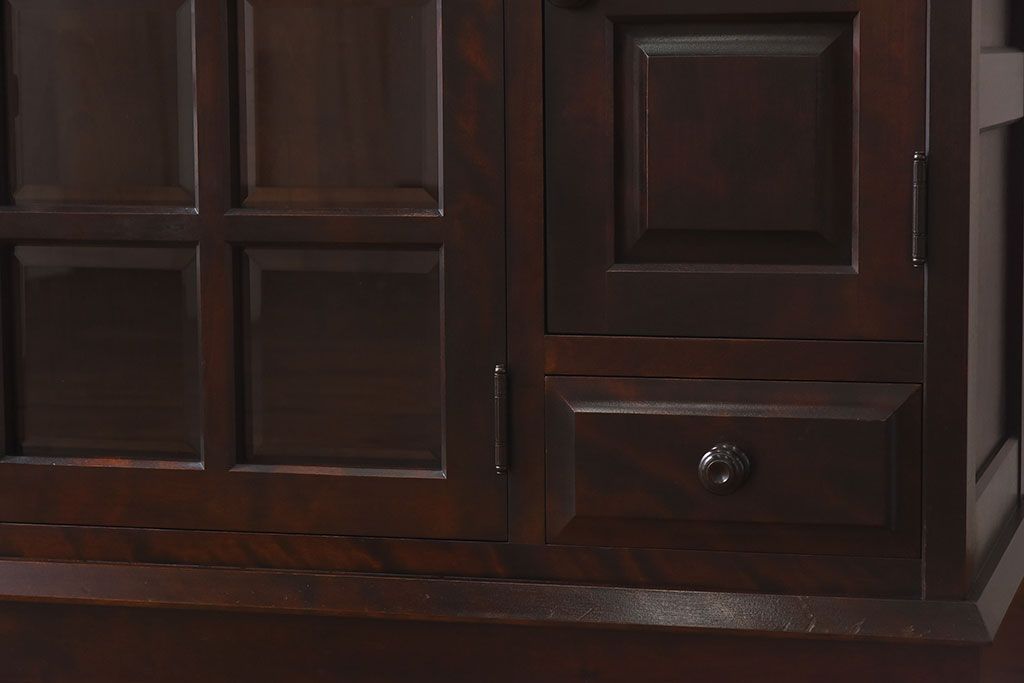 中古　北海道民芸家具　脚付き 落ち着きある色合いのサイドボード(収納棚、戸棚)(定価38万円)(2)