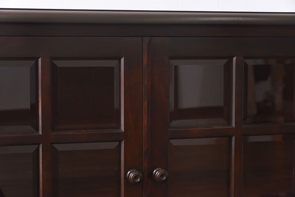 中古　北海道民芸家具　脚付き 落ち着きある色合いのサイドボード(収納棚、戸棚)(定価38万円)(2)