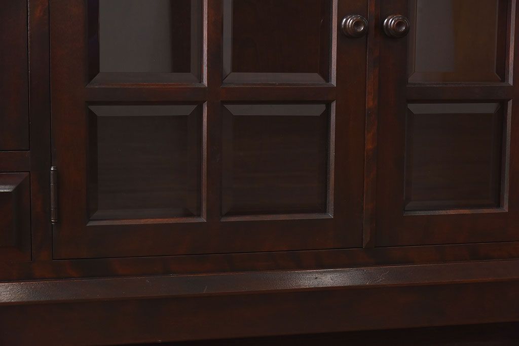 中古　北海道民芸家具　脚付き 落ち着きある色合いのサイドボード(収納棚、戸棚)(定価38万円)(2)