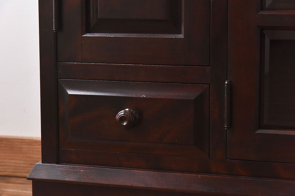 中古　北海道民芸家具　脚付き 落ち着きある色合いのサイドボード(収納棚、戸棚)(定価38万円)(2)