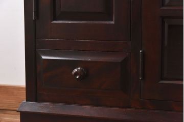 中古　北海道民芸家具　脚付き 落ち着きある色合いのサイドボード(収納棚、戸棚)(定価38万円)(2)