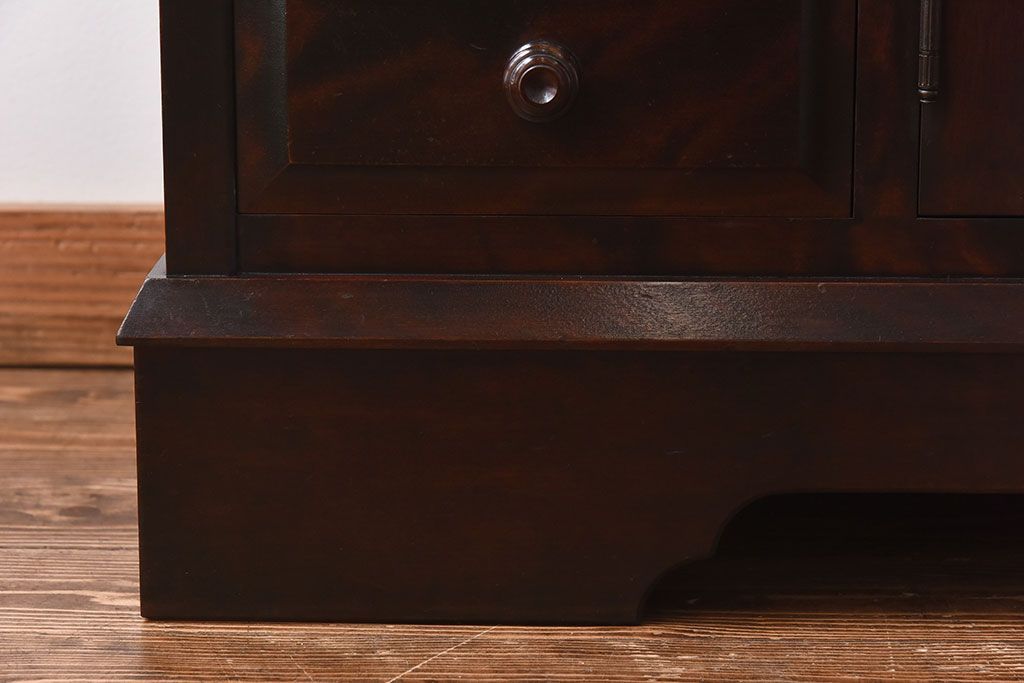 中古　北海道民芸家具　脚付き 落ち着きある色合いのサイドボード(収納棚、戸棚)(定価38万円)(2)