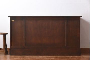 中古　北海道民芸家具　脚付き 落ち着きある色合いのサイドボード(収納棚、戸棚)(定価38万円)(2)