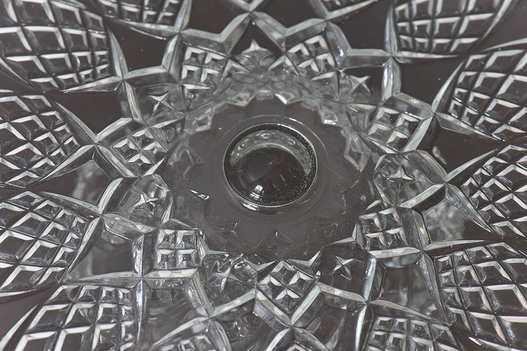 アンティーク雑貨　イギリス　繊細な切り込みが美しいケーキスタンド