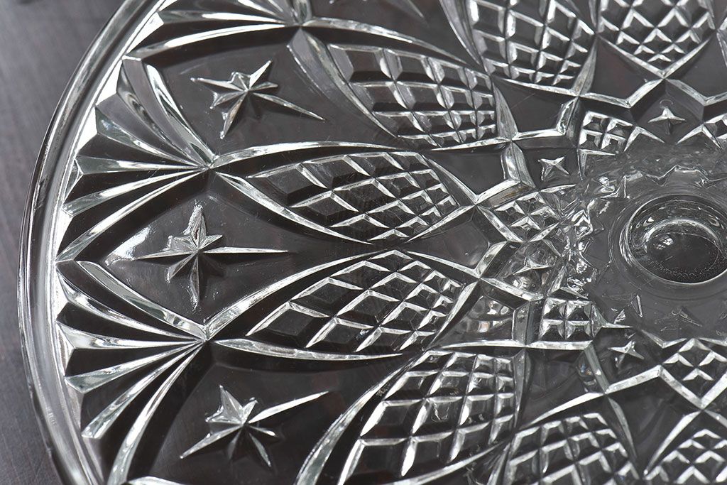 アンティーク雑貨　イギリス　繊細な切り込みが美しいケーキスタンド