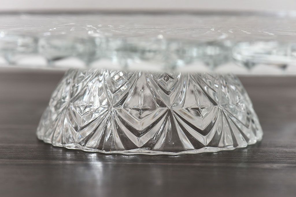 アンティーク雑貨　イギリス　繊細な切り込みが美しいケーキスタンド