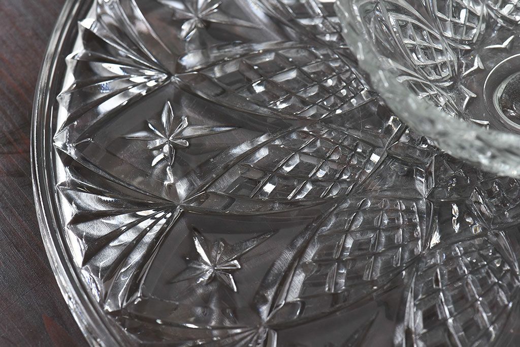 アンティーク雑貨　イギリス　繊細な切り込みが美しいケーキスタンド