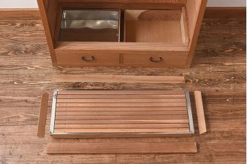 中古　竹の装飾と木の質感が味わい深い置き水屋(茶水屋、戸棚、茶棚)(2)