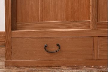 中古　竹の装飾と木の質感が味わい深い置き水屋(茶水屋、戸棚、茶棚)(2)