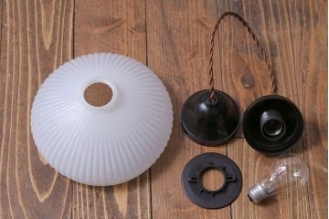 和製アンティーク　乳白色のプレスガラスがレトロな雰囲気のペンダントライト(天井照明)