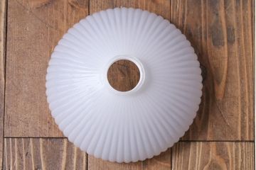 和製アンティーク　乳白色のプレスガラスがレトロな雰囲気のペンダントライト(天井照明)