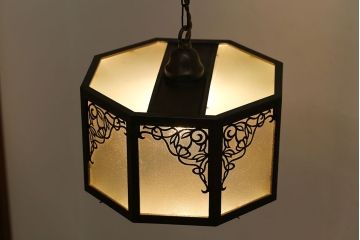和製アンティーク　透かし飾りが趣きのある真鍮製ペンダントライト(天井照明)