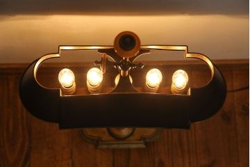 ビンテージ　西洋　真鍮製　彫刻が印象的なスタンドライト(照明)