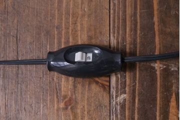 ビンテージ　西洋　真鍮製　彫刻が印象的なスタンドライト(照明)
