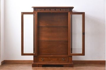 中古　イタリア輸入家具　クラシックな引き出し付きガラスケース(飾り棚、コレクションラック)