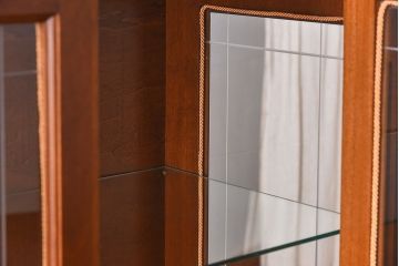 中古　イタリア輸入家具　クラシックな引き出し付きガラスケース(飾り棚、コレクションラック)