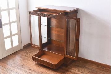 中古　イタリア輸入家具　クラシックな引き出し付きガラスケース(飾り棚、コレクションラック)