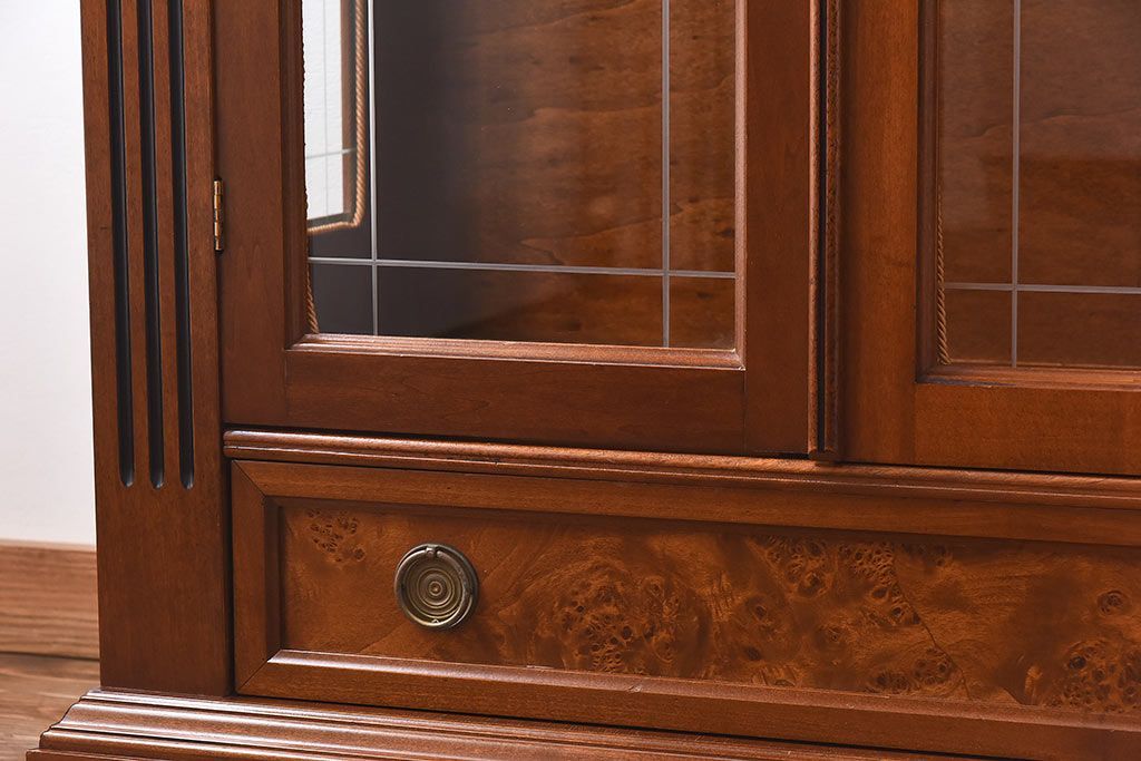 中古　イタリア輸入家具　クラシックな引き出し付きガラスケース(飾り棚、コレクションラック)