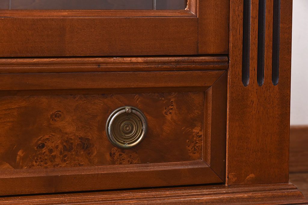 中古　イタリア輸入家具　クラシックな引き出し付きガラスケース(飾り棚、コレクションラック)