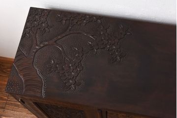 中古　軽井沢彫り　手彫りの意匠が見事なサイドボード(サイドキャビネット、収納棚)