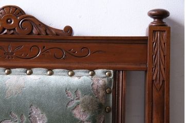 アンティーク家具　イギリスアンティーク　上品な空間におすすめのウォールナット材　キャスター付きチェア