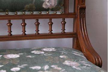 アンティーク家具　イギリスアンティーク　上品な空間におすすめのウォールナット材　キャスター付きチェア