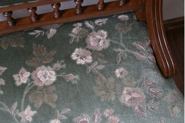 アンティーク家具　イギリスアンティーク　上品な空間におすすめのウォールナット材　キャスター付きチェア