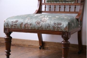 アンティーク家具　イギリスアンティーク　上品な空間におすすめのウォールナット材　キャスター付きチェア