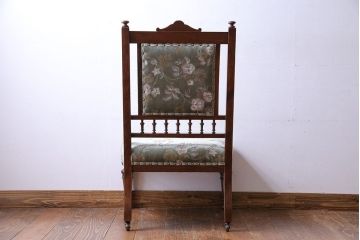 アンティーク家具　イギリスアンティーク　上品な空間におすすめのウォールナット材　キャスター付きチェア