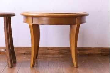 アンティーク雑貨　中古　天童木工　ナチュラルな木の風合いのサイドテーブル(ラウンドテーブル、コーヒーテーブル、花台)(1)です。